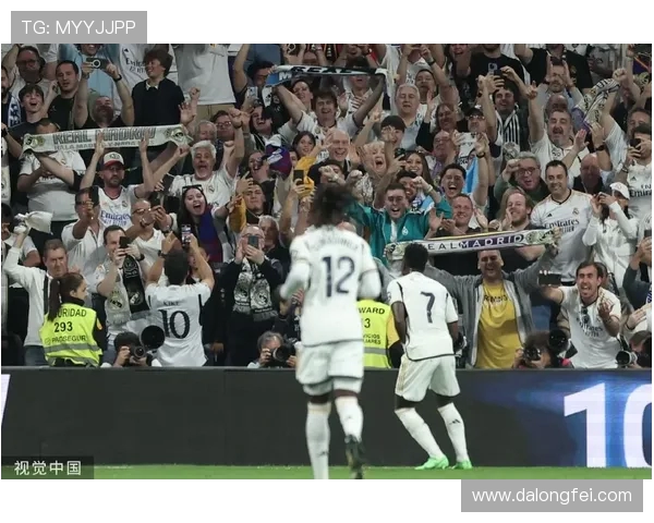 维尼修斯与女友度假米利唐夫妇同行国度德比后享受浪漫时光